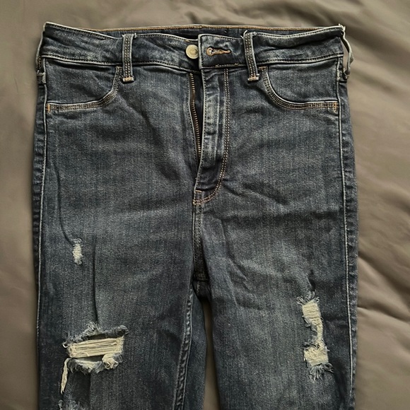 Adorable Hollister jeans - Picture 1 of 3